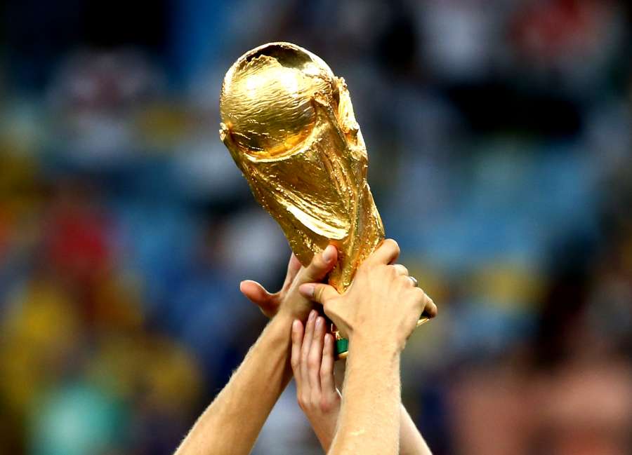 TU娛樂城2026世界盃賽程資訊懶人包:完整轉播時間與亞洲區資格賽分析 1 「多隻手高舉世界盃冠軍獎盃,象徵榮耀與勝利」